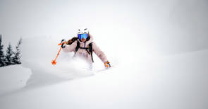 Skifahrer im Pulverschnee 