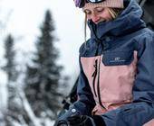 Frau im Schnee  mit Sportbekleidung von 2117 of Sweden