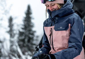 Frau im Schnee  mit Sportbekleidung von 2117 of Sweden 