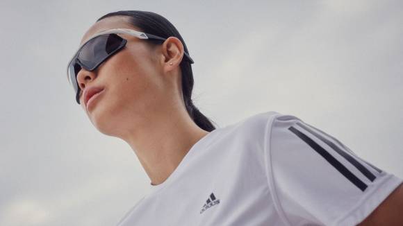 Sportlerin mit Sonnenbrille 