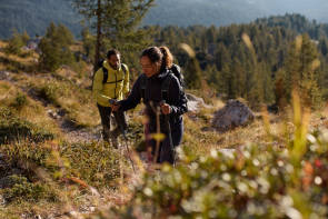 Frau wandert in grüner Landschaft 