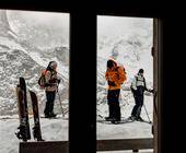 Skifahrer bereiten sich auf Abfahrt vor