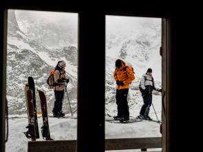 Skifahrer bereiten sich auf Abfahrt vor 