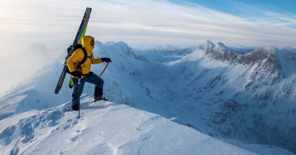 Wintersportler auf einem Gipfel 