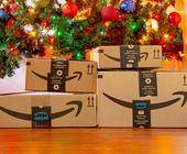 Amazon-Pakete unter Weihnachtsbaum