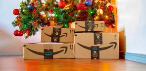 Amazon-Pakete unter Weihnachtsbaum 