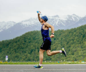 Jogger, im HIntergrund Berge