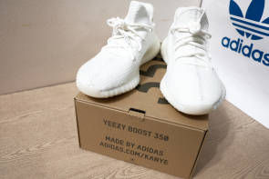 weiße Adidas Kanye West Sneaker 