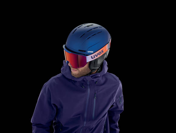 Mann mit Skihelm und Skibrille