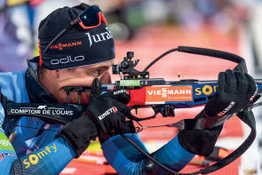 Biathlon-Läufer beim Schießen 