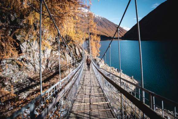 Wanderin auf einer Hängebrücke