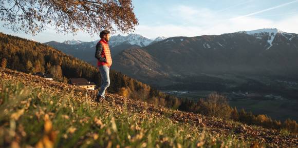 Wanderer in Berglandschaft 