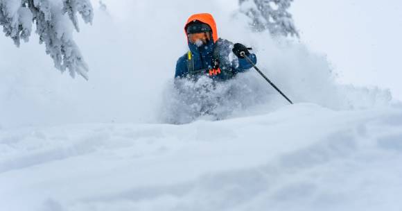 Skifahrer im Schnee 