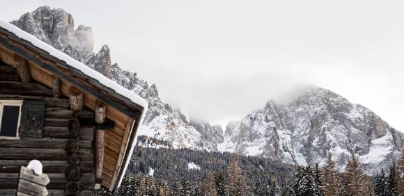 Verschneite Berghütte  