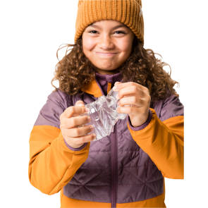 Mädchen mit gelb-grauem Parka und zerknüllter Plastikflasche