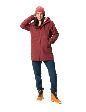 Frau mit dunkelrotem Parka