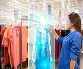 Frau am PoS mit Smart Hologram Display