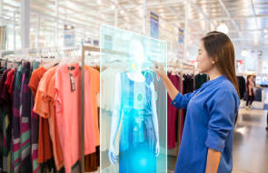 Frau am PoS mit Smart Hologram Display 