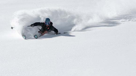 Skifahrer am Hang 