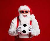 Weihnachtsmann mit Fußball