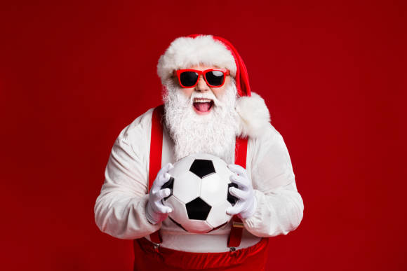 Weihnachtsmann mit Fußball 