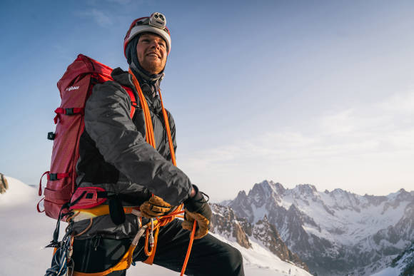 Bergsteiger in Winterlandschaft 