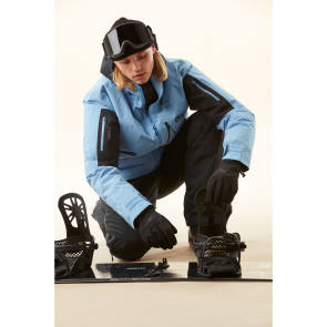 Snowboarder in hellblauer Jacke