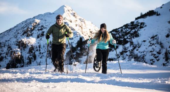 Sportler bei einer Schneewanderung 