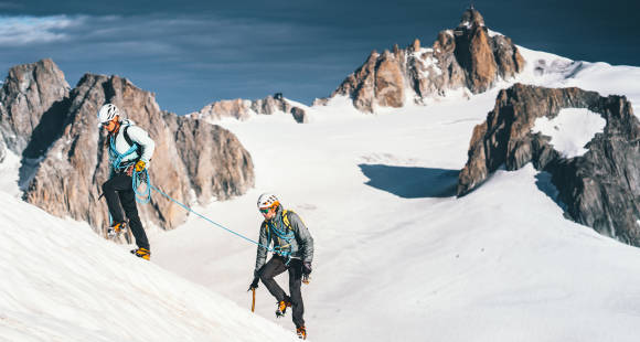 Wintersportler in verschneiten Bergen 