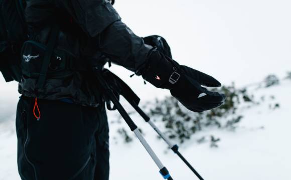 Hände eines Skifahrers 