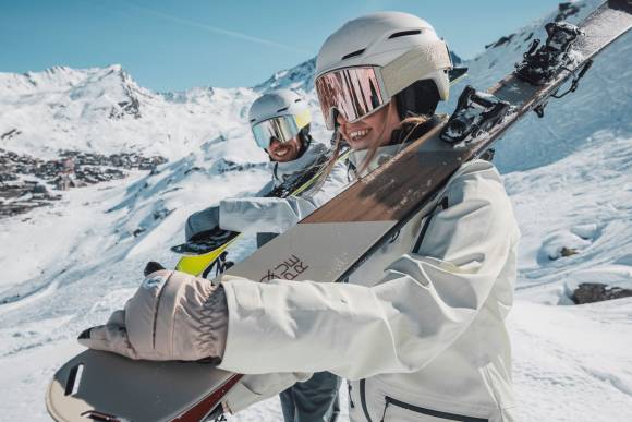 Skifahrer in Berglandschaft 