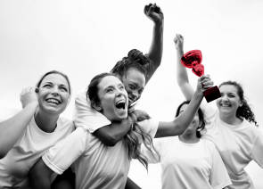 Jubelnde Frauen mit Pokal 