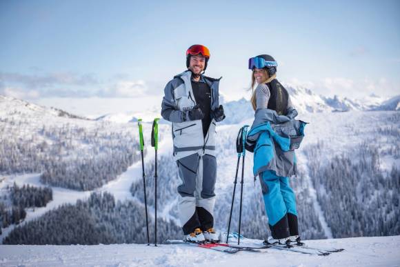 Skifahrer auf einem Gipfel