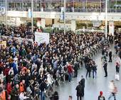 Messebesucher am Eingang der ISPO 