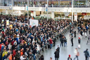 Messebesucher am Eingang der ISPO  