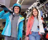 Wintersportler im Laden