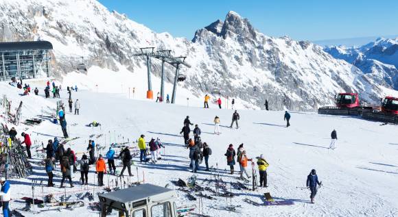 Wintersportler an einer Hütte 