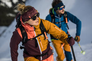 Menschen im Schnee im Gebirge 