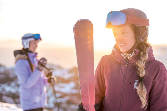 Skifahrerin bei untergehender Sonne 