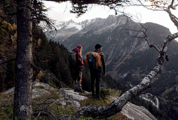 Wanderer in Berglandschaft 