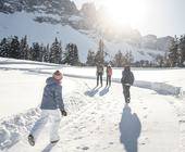 Familie beim Spazieren in Winterlandschaft