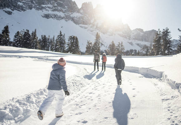 Familie beim Spazieren in Winterlandschaft 