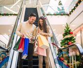 Zwei Menschen in Shopping-Center