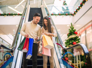 Zwei Menschen in Shopping-Center 