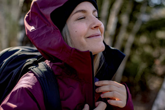 Frau mit roter Regenjacke 