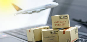 Flugzeug und Pakete mit Laptop 