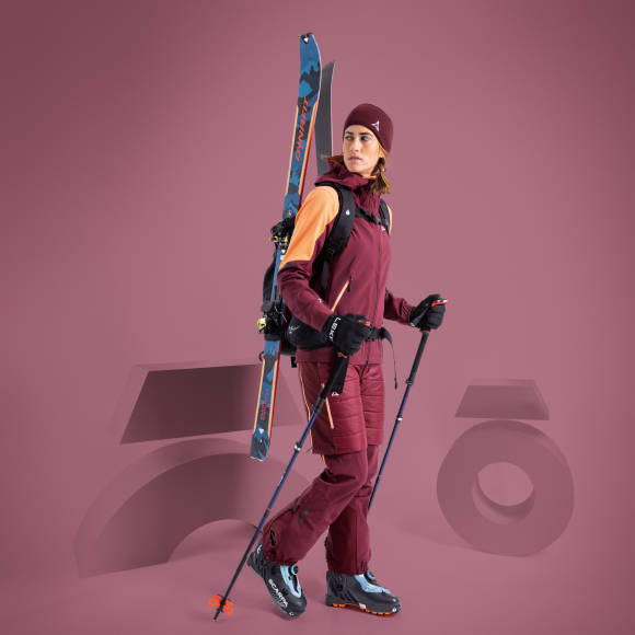Skifahrerin vor farbigen Hintergrund 