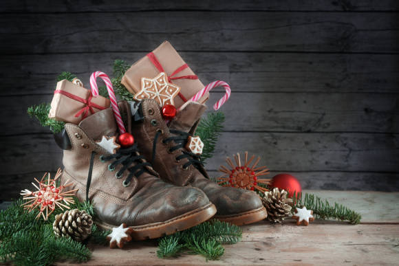 alte Schuhe unter dem Gabentisch zu Weihnachten 