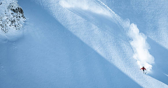 Skifahrer am Berghang 