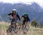 Mountainbiker auf der Wiese